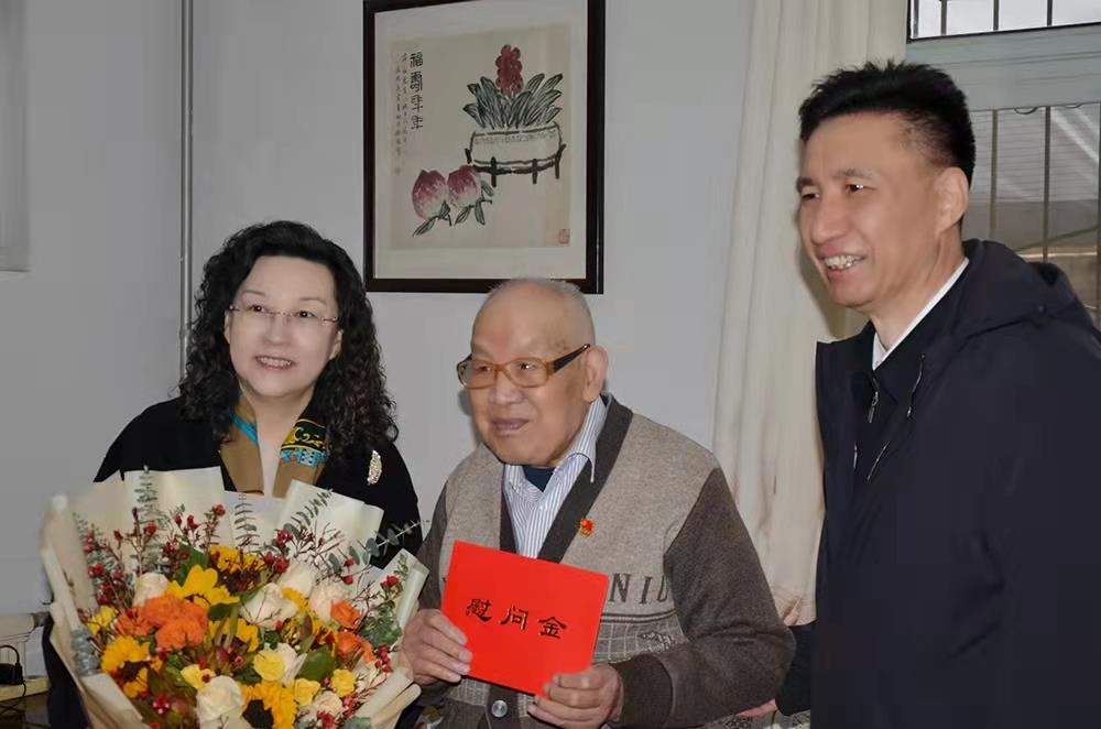 濟南產(chǎn)發(fā)集團黨委副書記、總經(jīng)理黃蓓走訪慰問離休老干部、老黨員